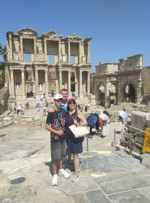 Familia frente a la Biblioteca de Celso durante su tour en grupo por Éfeso.