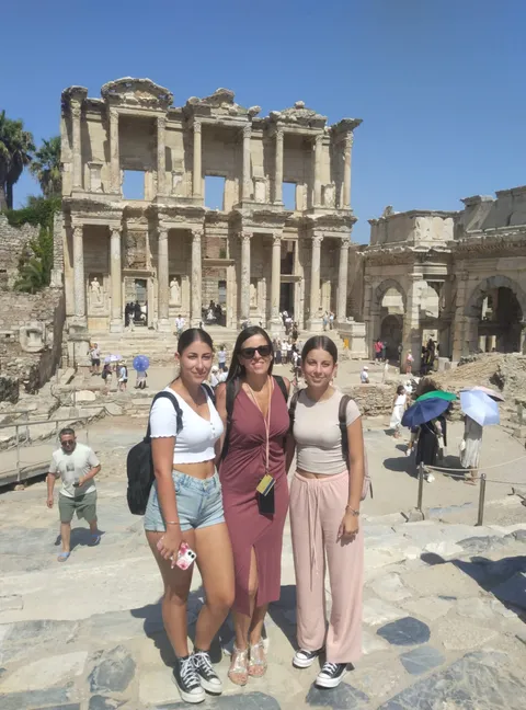Madre e hijas posando ante la fachada de la Biblioteca de Celso, en Éfeso.