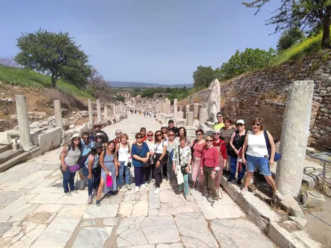 Grupo recorriendo las calles de mármol de la ciudad antigua de Éfeso.