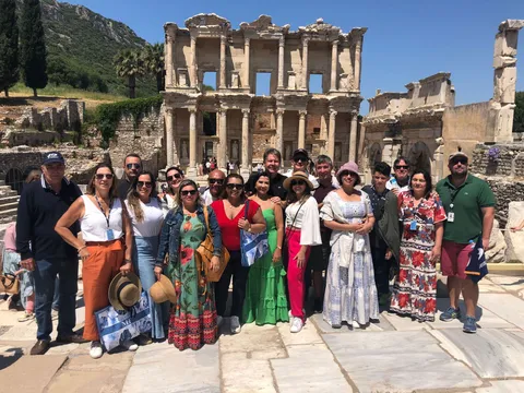 Grupo de viajeros reunido ante la Biblioteca de Celso en Éfeso.