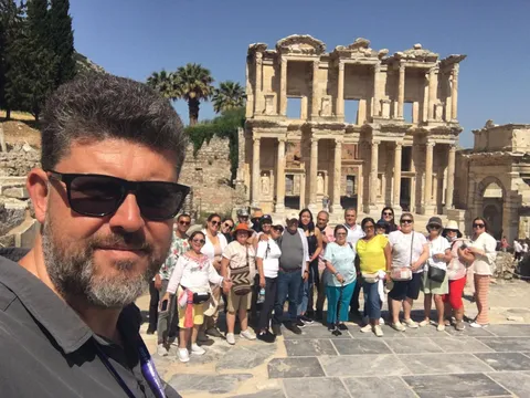 Nuestro guía junto a un grupo numeroso durante la visita a Éfeso.